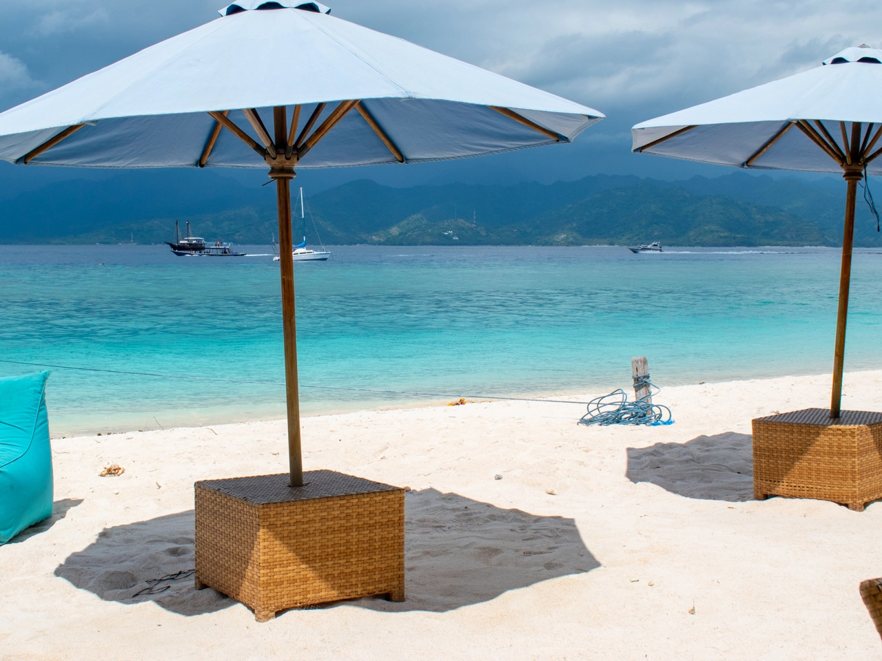southeast beach view on gili trawangan